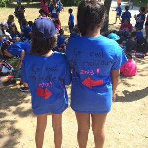 Two campers each wearing t-shirts that say "Ca c'est ma meilleure amie!"